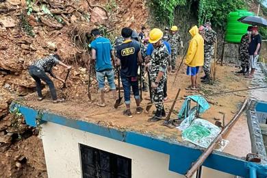 तनहुँ समाचार : पहिरामा पुरिएका दुईको जीवितै उद्धार
